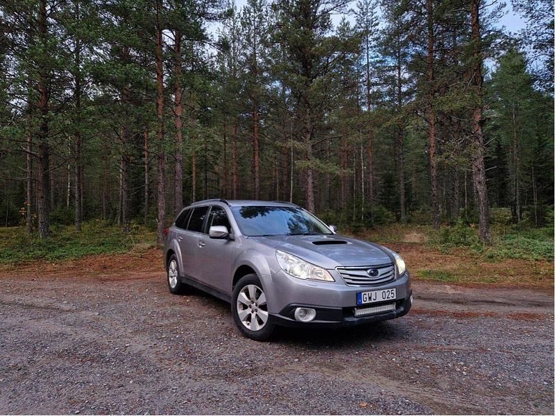Silver Begagnad 2010 Subaru Outback SUV | 44 900 kr (Marknadspris) - Bild 1/4