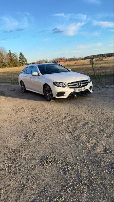 Vit Begagnad 2018 Mercedes E400 AMG line Kombi | 299 000 kr (Marknadspris) - Bild 1/4