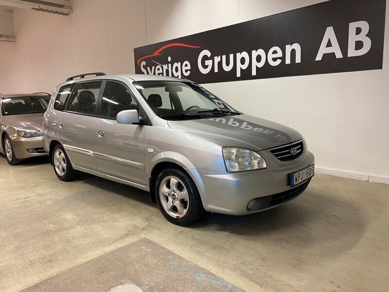 Ljusgrå (grå) Begagnad 2005 Kia Carens Minibuss | 39 900 kr (Lite dyr) - Bild 1/4