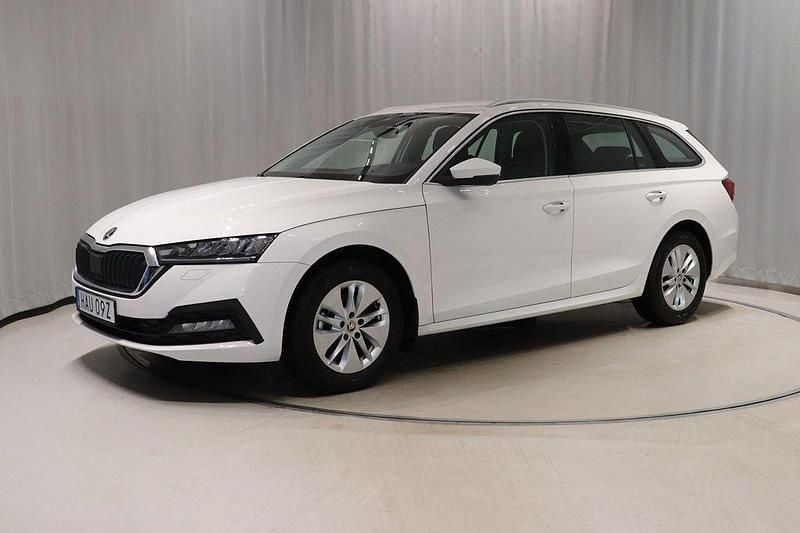 Vit (candy white) Begagnad 2023 Skoda Octavia Kombi | 264 900 kr (Marknadspris) - Bild 1/4