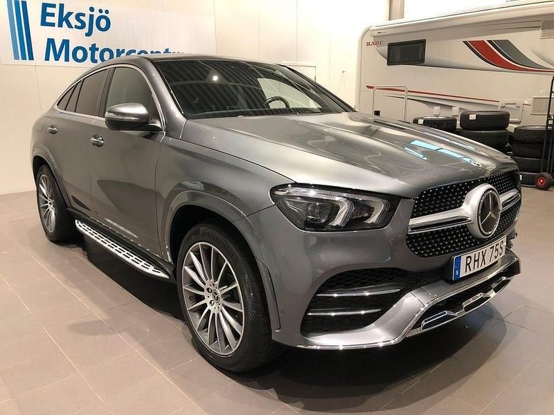 Grå (grå metallic) Begagnad 2020 Mercedes GLE400 AMG line Sportkupé | 799 000 kr (Marknadspris) - Bild 1/4