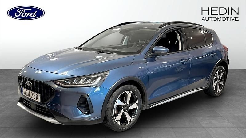 Blå (blue) Begagnad 2022 Ford Focus Active Halvkombi | 189 900 kr (Marknadspris) - Bild 1/4