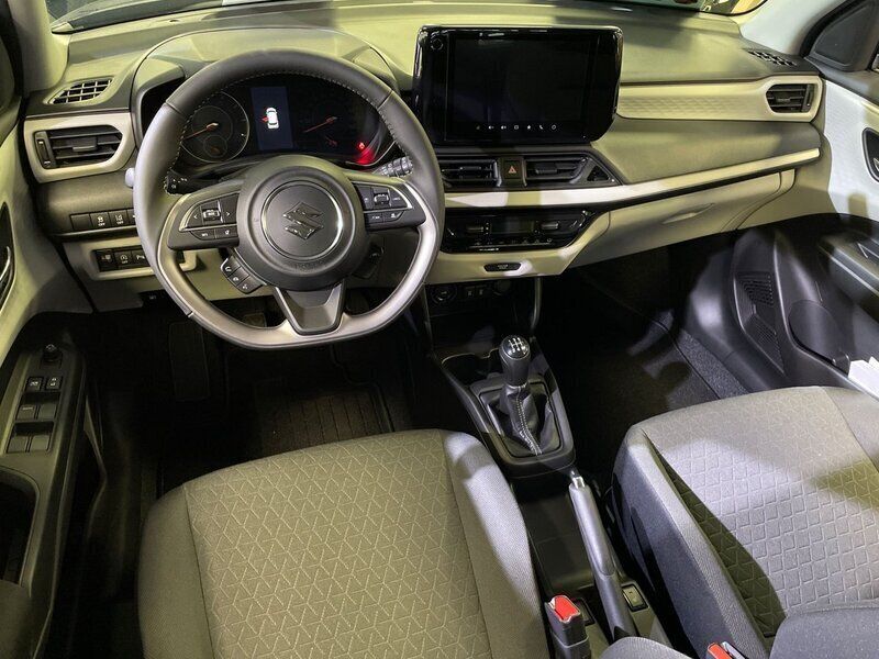 Begagnad Suzuki Swift 83 HK (61 kW) 2024 Svart Halvkombi