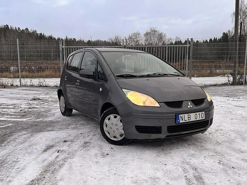 Mörkgrå Begagnad 2007 Mitsubishi Colt Halvkombi | 12 900 kr (Marknadspris) - Bild 1/4