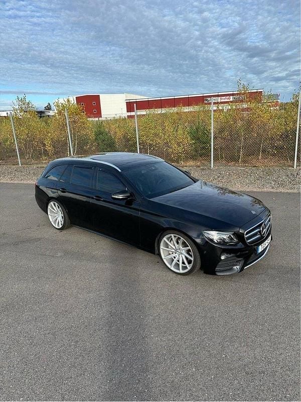 Svart Begagnad 2019 Mercedes E220 Kombi | 295 000 kr (Marknadspris) - Bild 1/4