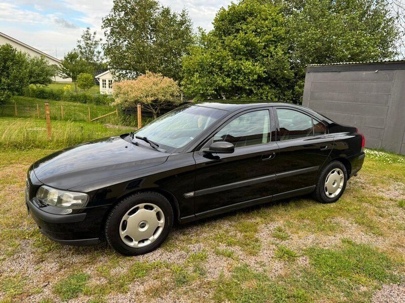 Svart Begagnad 2004 Volvo S60 Sedan | 14 500 kr (Bra pris) - Bild 1/4