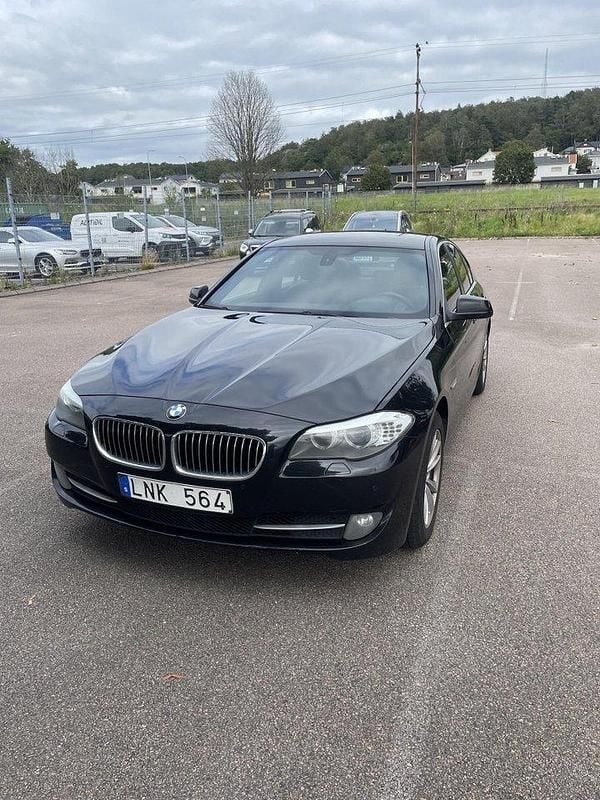 Svart Begagnad 2010 BMW 520 Sedan | 93 900 kr (Marknadspris) - Bild 1/4