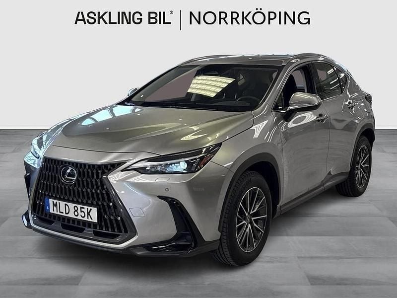 Ljusgrå (grå) Begagnad 2024 Lexus NX350h SUV | 439 000 kr (Marknadspris) - Bild 1/4