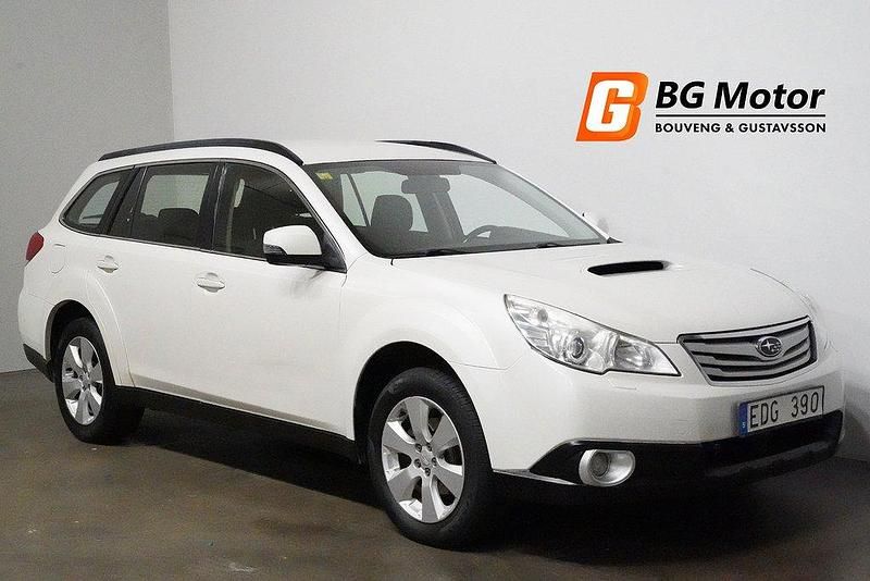 Vit Begagnad 2011 Subaru Outback SUV | 49 900 kr (Marknadspris) - Bild 1/3
