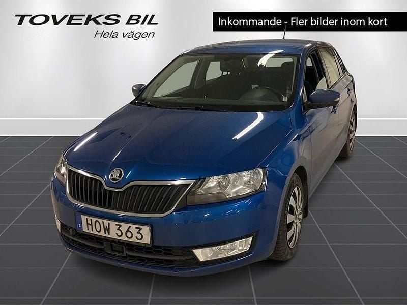 Raceblå metallic Begagnad 2016 Skoda Rapid Halvkombi | 99 900 kr (Marknadspris) - Bild 1/4