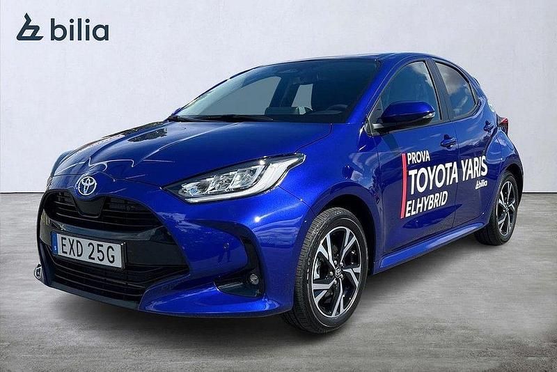 Mörkblå Ny 2024 Toyota Yaris Hybrid Active Halvkombi | 269 900 kr (Marknadspris) - Bild 1/4