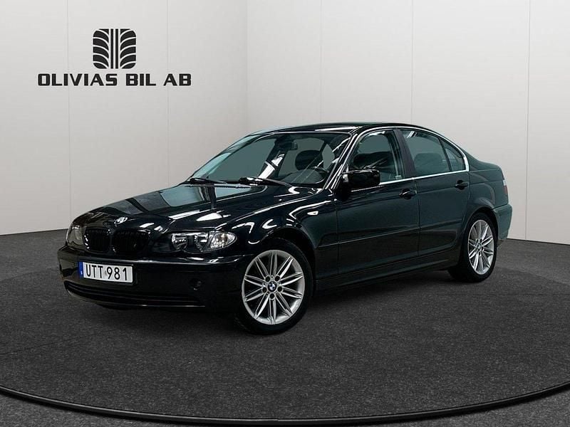 Svart Begagnad 2004 BMW 320 Sedan | 44 400 kr (Marknadspris) - Bild 1/4