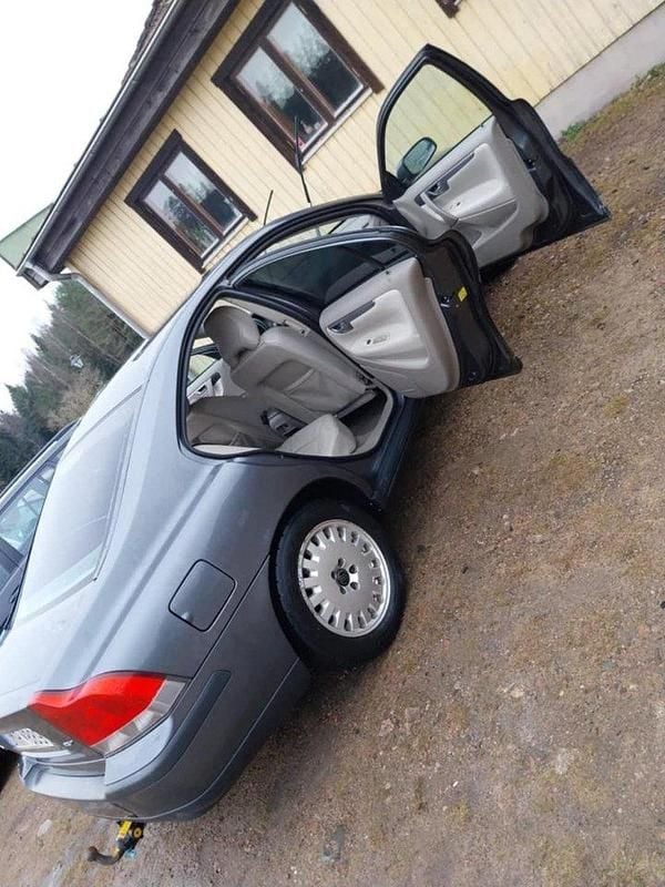 Grå Begagnad 2004 Volvo S60 Sedan | 25 000 kr (Marknadspris) - Bild 1/4