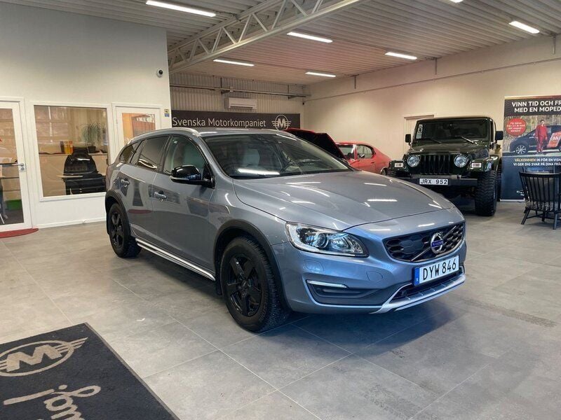 Ljusblå Begagnad 2016 Volvo V60 CC Summum Kombi | 189 900 kr (Superpris) - Bild 1/4