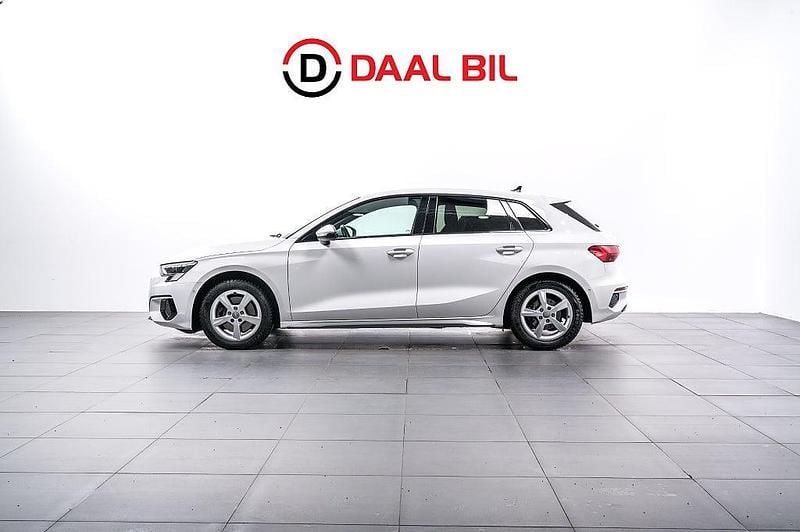 Vit Begagnad 2020 Audi A3 Sportback Ambition Halvkombi | 224 700 kr (Marknadspris) - Bild 1/4