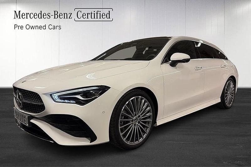 Vit Begagnad 2024 Mercedes CLA200 Shooting Brake AMG Kombi | 379 000 kr (Marknadspris) - Bild 1/4