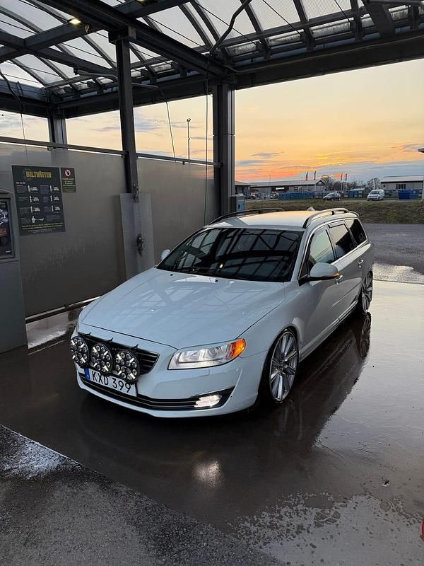 Begagnad 2011 Volvo V70 Kombi | 50 000 kr (Lite dyr) - Bild 1/4