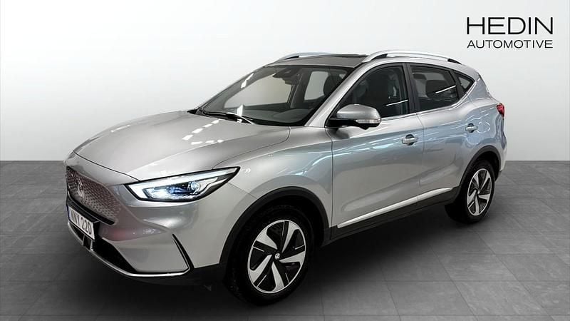 Grå (silver) Begagnad 2022 MG ZS Luxury Sedan | 254 900 kr (Bra pris) - Bild 1/4