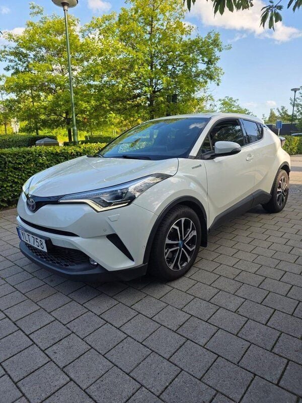 Vit Begagnad 2018 Toyota C-HR Executive SUV | 220 000 kr (Marknadspris) - Bild 1/4