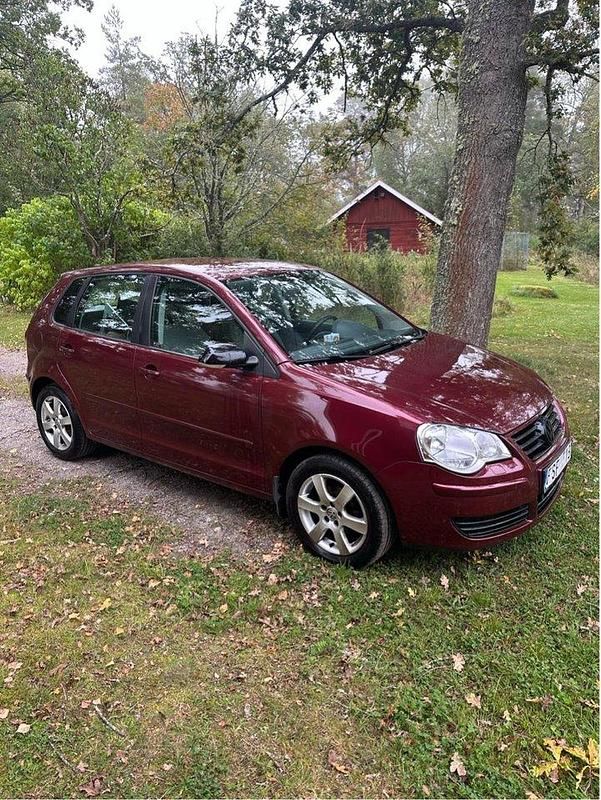 Röd Begagnad 2008 VW Polo Comfortline Halvkombi | 28 000 kr (Marknadspris) - Bild 1/4