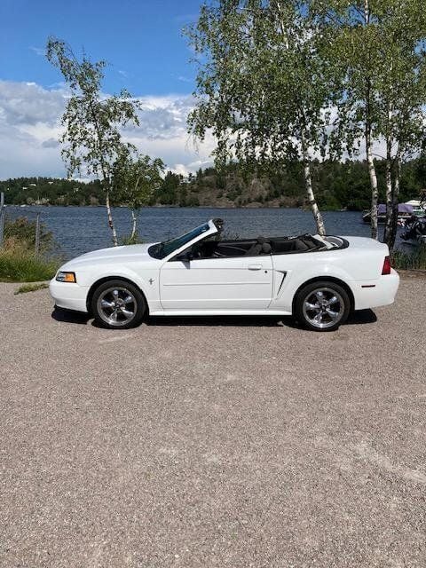 Vit Begagnad 2000 Ford Mustang Cab | 69 000 kr (Bra pris) - Bild 1/4