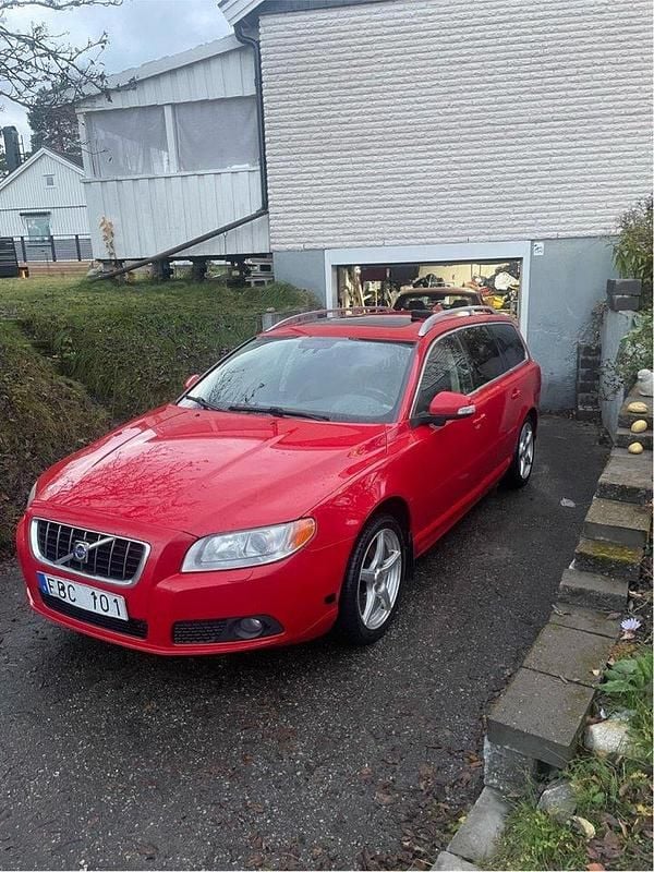 Röd Begagnad 2008 Volvo V70 Summum Kombi | 50 000 kr (Lite dyr) - Bild 1/4