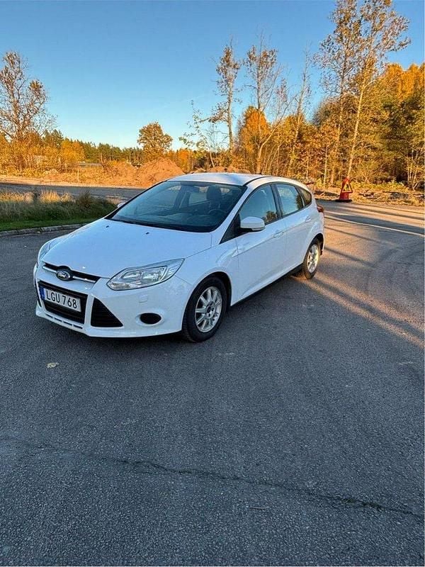 Vit Begagnad 2011 Ford Focus Trend Halvkombi | 55 000 kr (Marknadspris) - Bild 1/4
