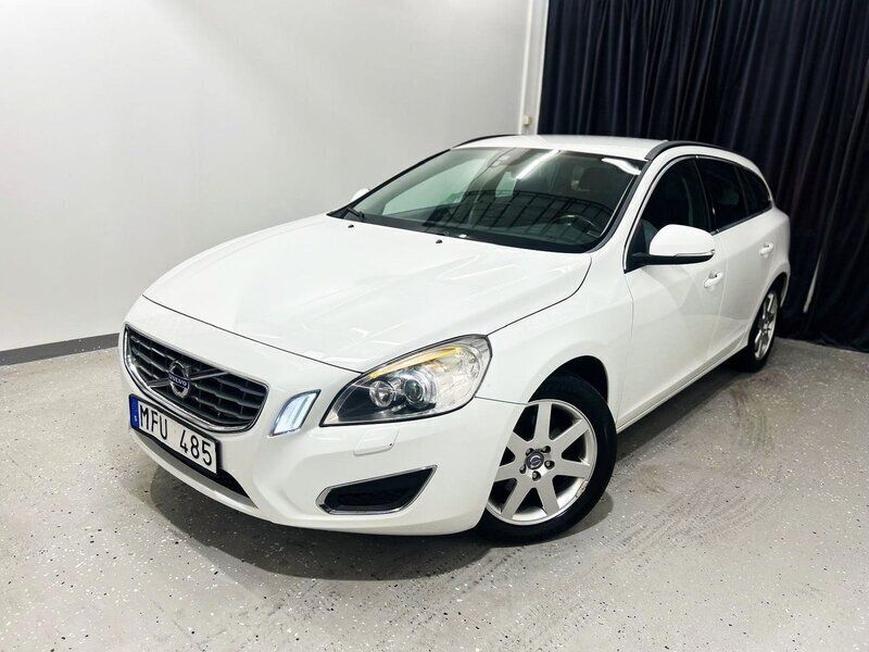 Vit Begagnad 2011 Volvo V60 Momentum Kombi | 89 900 kr (Marknadspris) - Bild 1/4