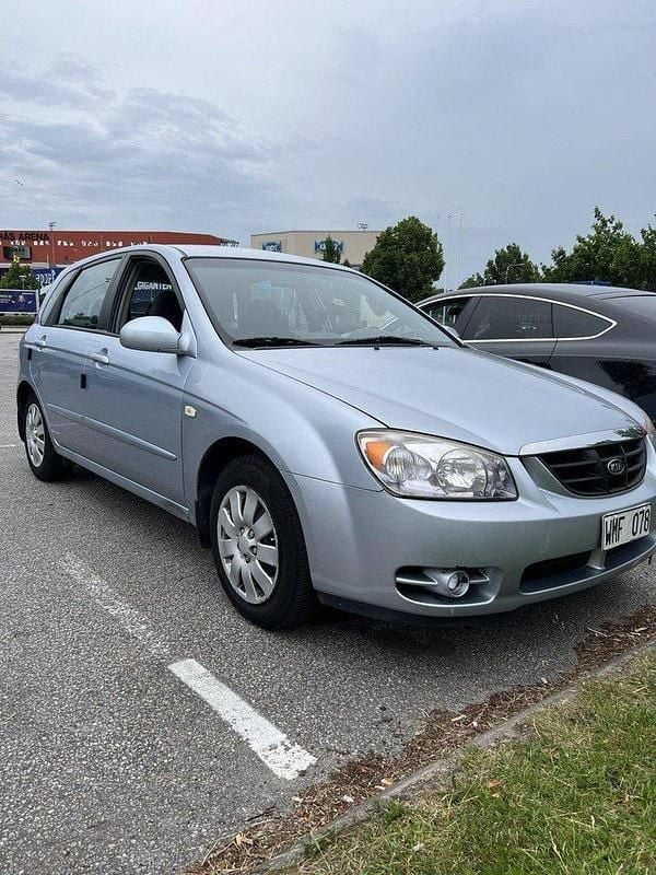 Blå Begagnad 2006 Kia Cerato Halvkombi | 37 000 kr - Bild 1/4