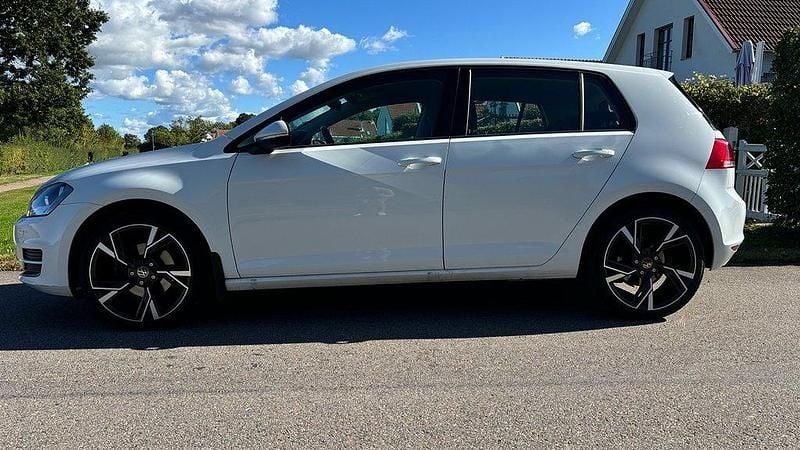 Vit Begagnad 2016 VW Golf VII Halvkombi | 114 900 kr (Bra pris) - Bild 1/4