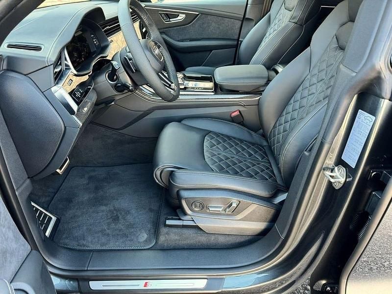 Begagnad Audi Q8 S-Line 463 HK (340 kW) 2024 Daytonagrå pärleffekt mörk grå metallic SUV