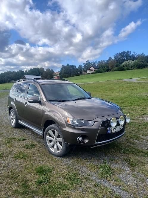 Brun Begagnad 2011 Mitsubishi Outlander Comfort Edition SUV | 39 999 kr (Marknadspris) - Bild 1/4