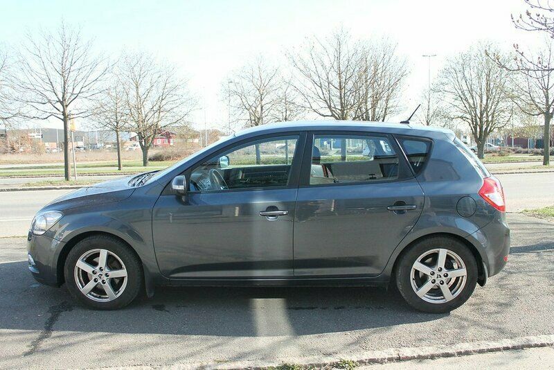 Begagnad Kia Ceed 128 HK (94 kW) 2011 Grå Halvkombi