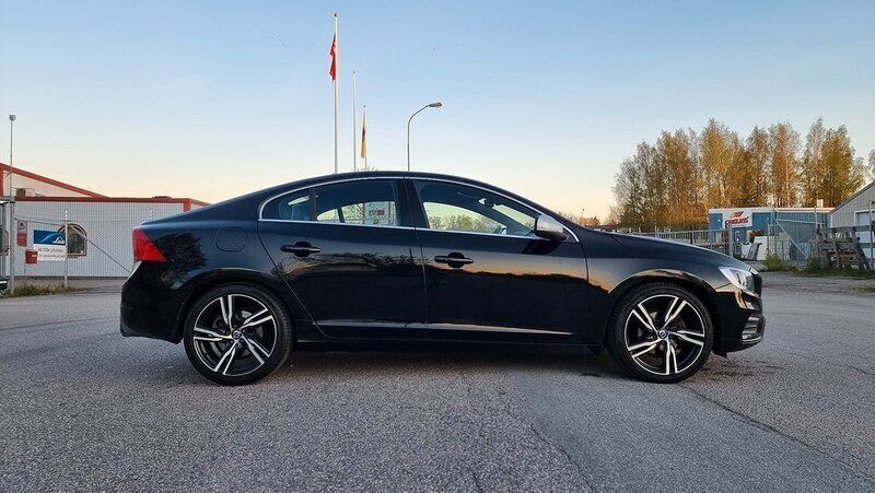 Svart Begagnad 2017 Volvo S60 R-Design Sedan | 199 700 kr (Lite dyr) - Bild 1/4
