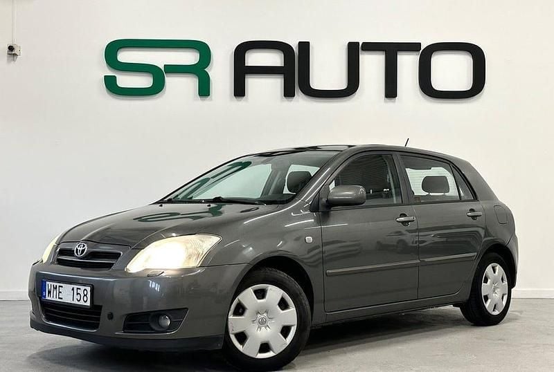 Grå Begagnad 2004 Toyota Corolla Halvkombi | 49 900 kr (Marknadspris) - Bild 1/4