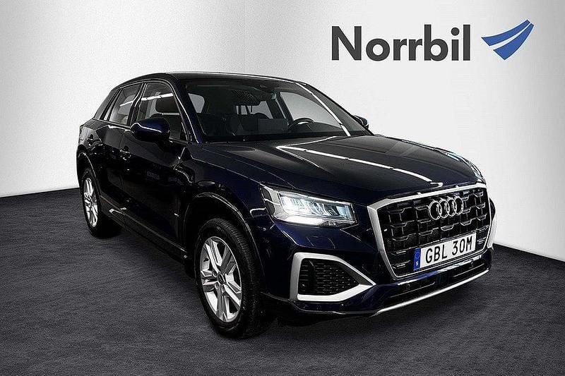 Blå (navarrablå metallic) Begagnad 2024 Audi Q2 Advanced Plus SUV | 283 900 kr (Marknadspris) - Bild 1/4