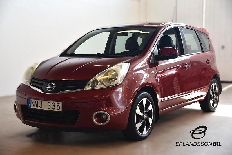 Röd Begagnad 2013 Nissan Note Minibuss | 69 900 kr (Marknadspris) - Bild 1/4