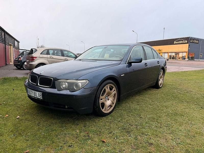Mörkblå Begagnad 2003 BMW 745 Sedan | 48 900 kr - Bild 1/4