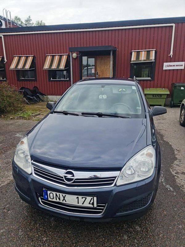 Blå Begagnad 2007 Opel Astra Halvkombi | 28 000 kr (Marknadspris) - Bild 1/4