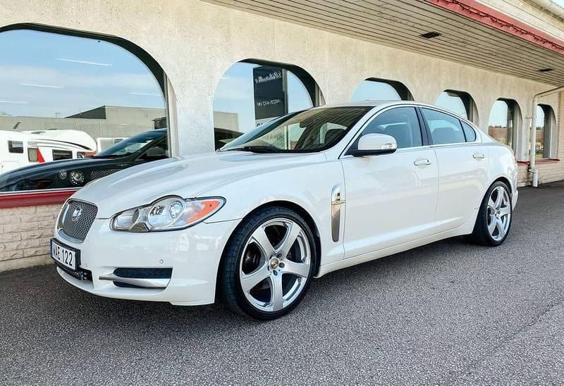 Vit Begagnad 2008 Jaguar XF Premium Luxury Sedan | 85 000 kr - Bild 1/4