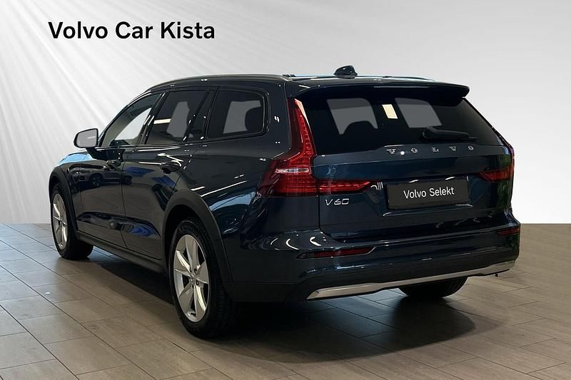 Begagnad Volvo V60 CC Core 200 HK (147 kW) 2023 Mörkblå Kombi