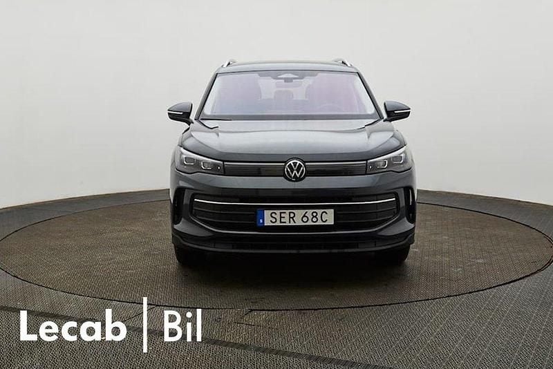Mörkgrå (dolphin grey metallic) Begagnad 2025 VW Tiguan SUV | 369 500 kr (Marknadspris) - Bild 1/1