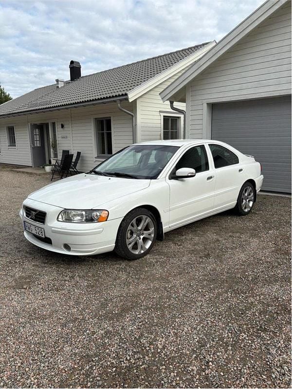 Vit Begagnad 2009 Volvo S60 Standard Sedan | 75 000 kr (Lite dyr) - Bild 1/4