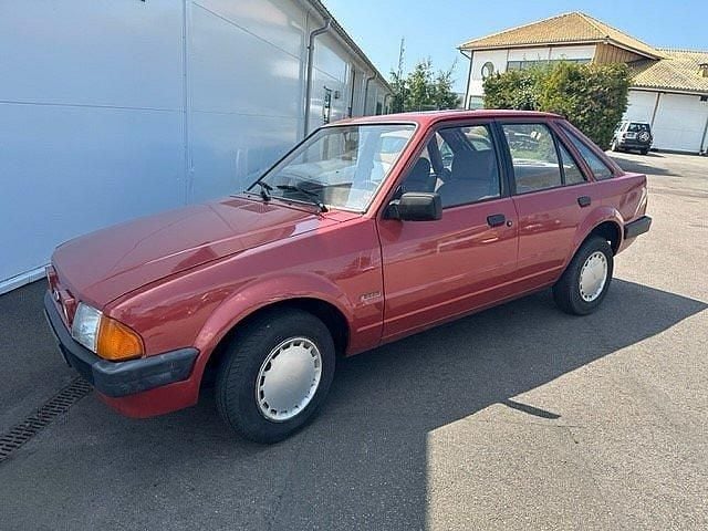 Röd Begagnad 1984 Ford Escort Halvkombi | 69 000 kr - Bild 1/4