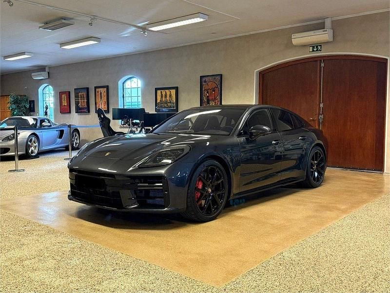 Grå Begagnad 2025 Porsche Panamera GTS Sedan | 1 995 000 kr - Bild 1/4