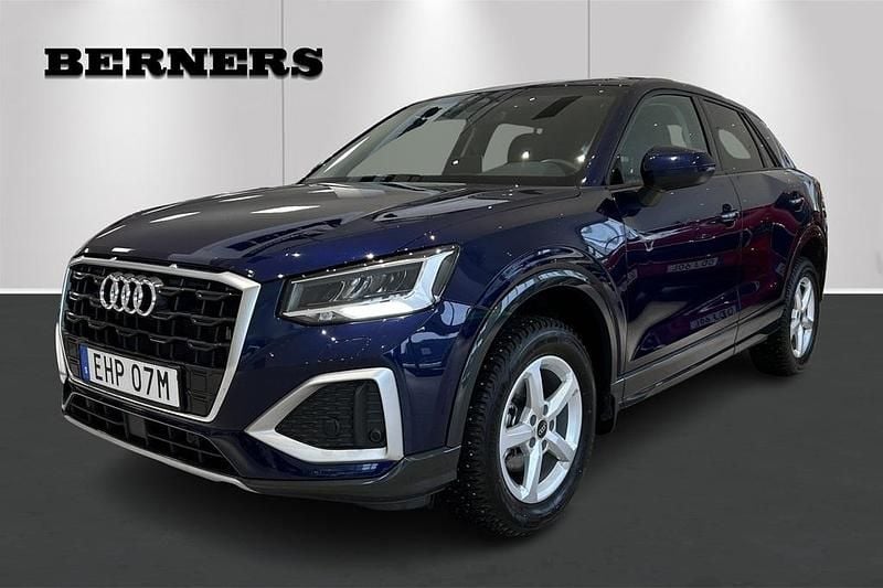 Blå Begagnad 2024 Audi Q2 SUV | 289 900 kr (Marknadspris) - Bild 1/4