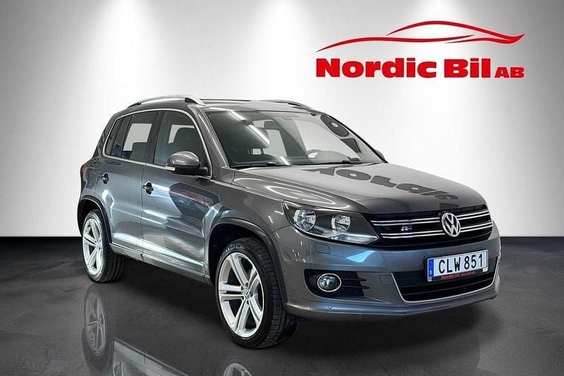 Mörkgrå (grå) Begagnad 2014 VW Tiguan Sportline SUV | 119 900 kr (Marknadspris) - Bild 1/4