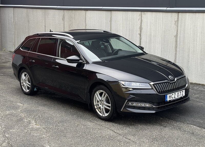 Svart Begagnad 2021 Skoda Superb Business Line Kombi | 299 000 kr (Marknadspris) - Bild 1/4
