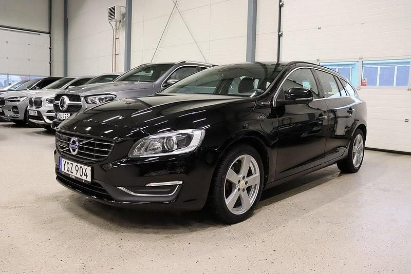 Svart Begagnad 2016 Volvo V60 Momentum Kombi | 184 800 kr (Marknadspris) - Bild 1/4