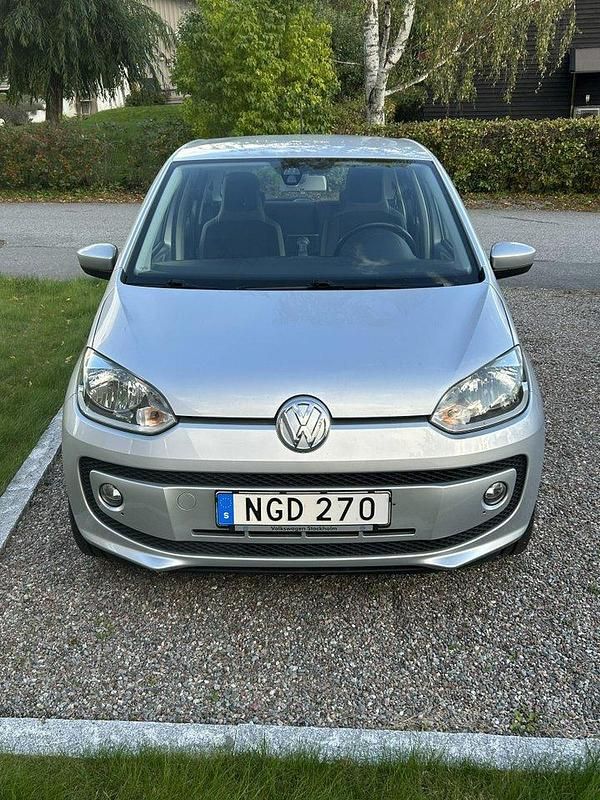 Silver Begagnad 2016 VW up! high up! Halvkombi | 66 000 kr (Bra pris) - Bild 1/3